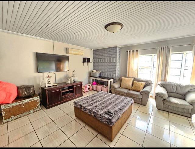 4 BEDROOM HOUSE FOR SALE IN SIGNAL HILL